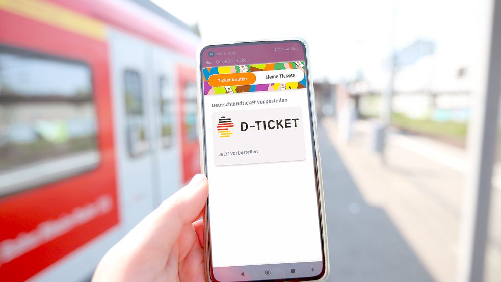 Die App für das bundesweite Deutschlandticket kommt schon in dieser Woche. Ob die App so aussieht wie auf dieser Illustration gezeigt, ist noch unklar. Foto: imago images/aal.photo