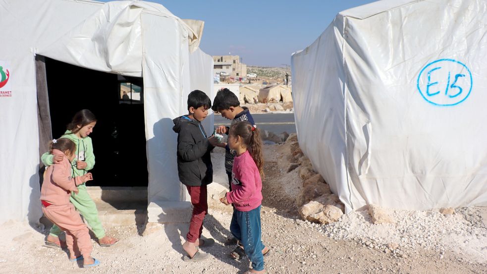 Vielen Kinder leben seit der verheerenden Erdbeben in Notunterkünften – wie hier in Aleppo. Foto: dpa/IMAGESLIVE via ZUMA Press Wire/Juma Mohammad