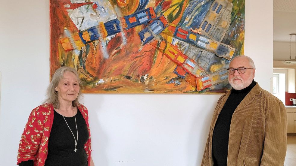 Stadtpastor Ralph Knöfler und Kunstpädagogin Hildegard Sjoukje Uken – hier vor einem ihrer Werke im Lutherhaus Leer – stellten das Projekt vor, bei dem eine biblische Bilder-Sammlung entstehen soll. Foto: Käthe Dübbel