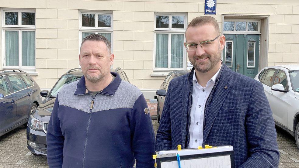 Sascha Dittmar (links) ist Vorsitzender der Polizeigewerkschaft der Polizeiinspektion Aurich/Wittmund. Zusammen mit seinem Kollegen Sven Behrens diskutiert er über das Tragen seiner Waffe in Bus und Bahn. Foto: Kim Hüsing