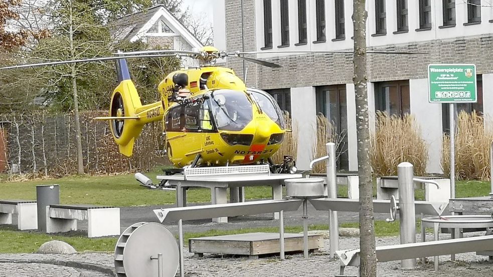 Der Rettungshubschrauber landete auf dem Spielplatz beim Familienzentrum in Aurich. Foto: Joachim Malecki