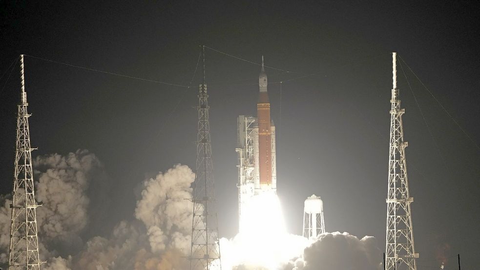 Start der Trägerrakete „SLS“ bei der Mondmission „Artemis 1“ Mitte November 2022. Foto: John Raoux/AP/dpa