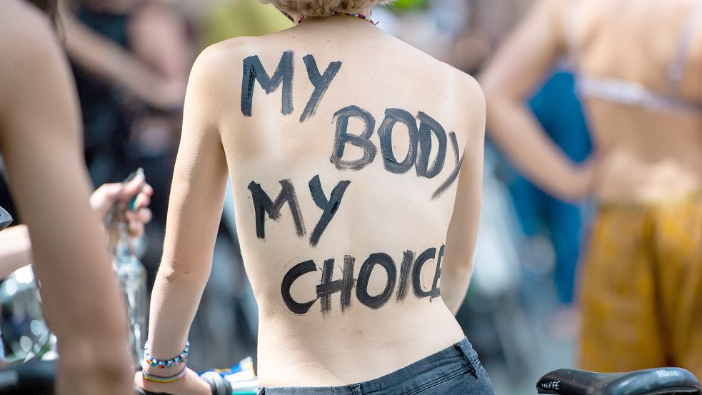 Am Internationalen Frauentag kämpfen Frauen für Selbstbestimmung, Gleichberechtigung, gegen Diskriminierung und Unterdrückung. Foto: dpa/Christophe Gateau