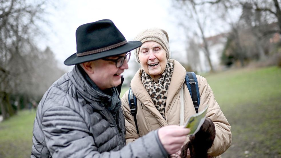 Unter der Motto „Jung trifft Alt“ vermittelt der Verein „Freunde alter Menschen“ Kontakte zwischen jungen und älteren Menschen. Foto: Britta Pedersen/dpa
