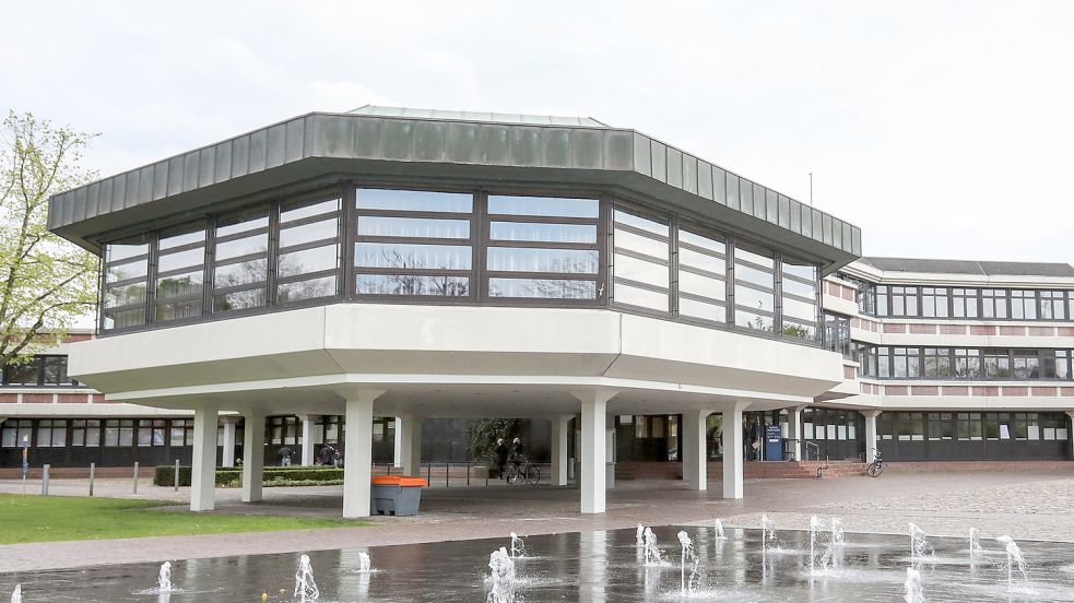 Im Auricher Rathaus muss in diesem Jahr verstärkt mit dem Rotstift der Haushalt bearbeitet werden. Foto: Romuald Banik