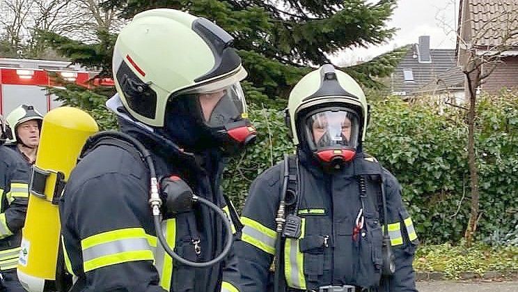 Unter Atemschutz betraten Feuerwehrleute das verrauchte Haus. Foto: Feuerwehr Sandhorst