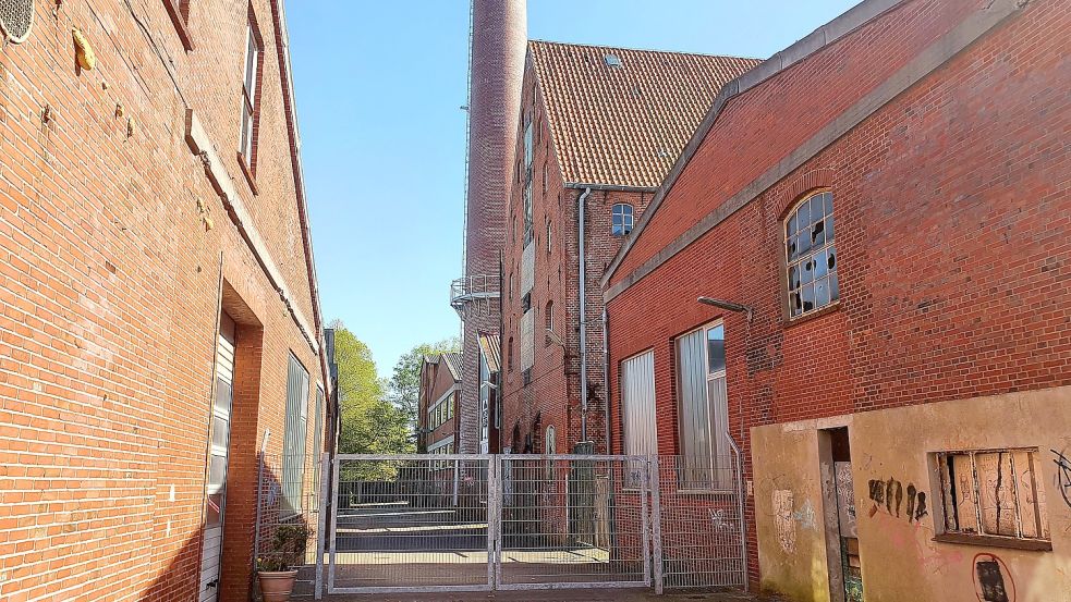 Den alten Gebäudebestand rund um die Brennerei würde die Stadt Norden gerne an einen Investor verkaufen. Foto: Rebecca Kresse
