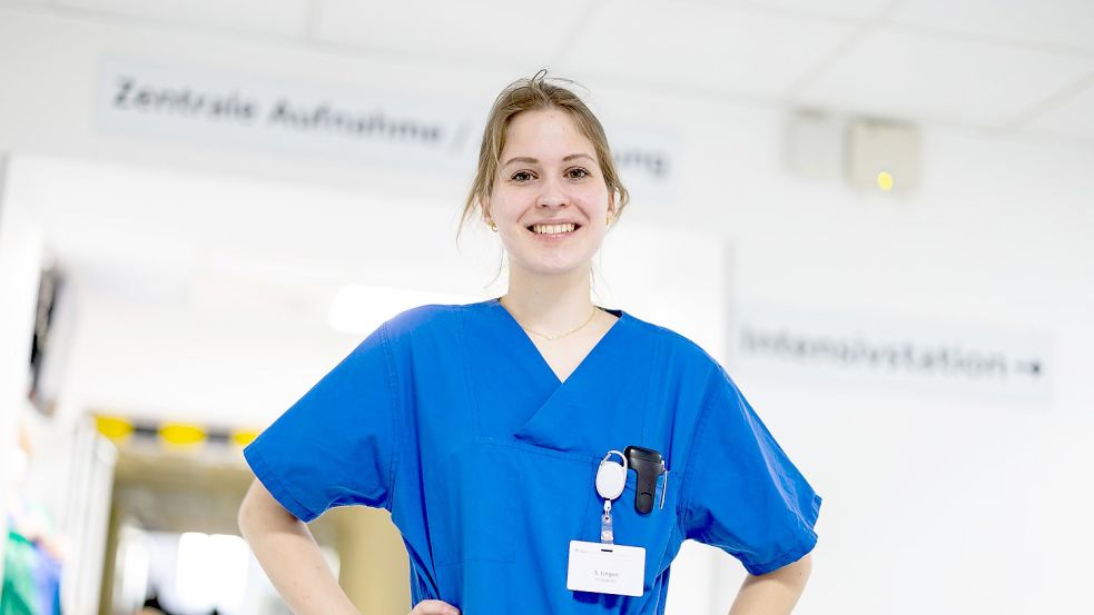 Stella Lingen ist angehende Ärztin mit Tourette-Syndrom in der Krankenhaus-Notaufnahme der evangelischen Kliniken Essen-Mitte. Foto: Christoph Reichwein/dpa