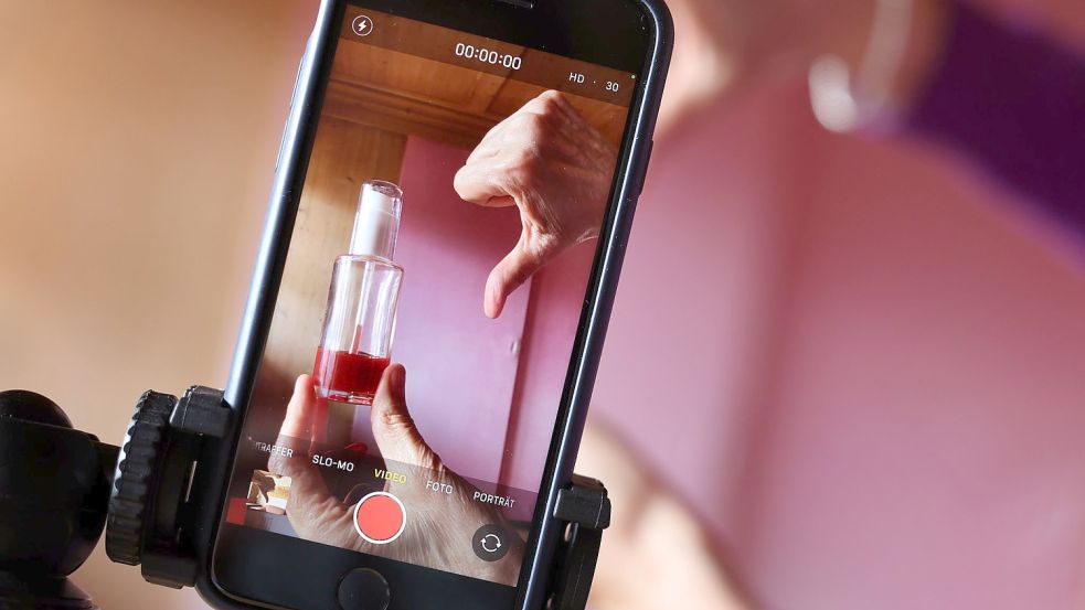 Produkttipps auf Instagram oder Tiktok sind oft bezahlte Werbung. „Deinfluencer“ raten aktiv vom Kauf ab, wenn sie nicht von der Qualität überzeugt sind. Foto: Karl-Josef Hildenbrand/dpa
