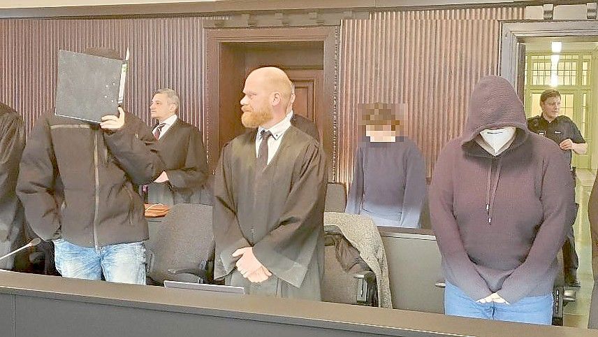 Die Angeklagten mit ihren Verteidigern zu Beginn des Prozesses in Saal 11 des Landgerichts Schwerin Foto: Andreas Frost