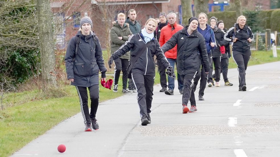 Die Boßlerinnen aus Rahe und Schirumer Leegmoor kämpfen in Fernduellen um die Teilnahme an der Verbandsmeisterschaft. Dafür ist der dritte Platz notwendig. Zwei Spieltage vor Saisonschluss rangiert Rahe mit zwei Punkten Vorsprung auf Verfolger Leegmoor auf Rang drei. Beide Mannschaften trafen zuletzt Anfang Januar aufeinander. Dabei gewann Rahe in Leegmoor. Foto: Wilfried Gronewold