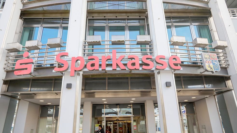 Der Eingang zur Hauptstelle der Sparkasse Aurich-Norden am Auricher Marktplatz.Foto: Romuald Banik