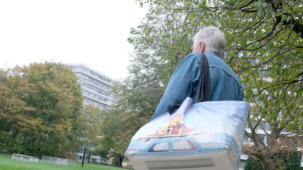 Meistert sein Leben seit Monaten ohne Strom: Rentner Rüdiger H. Foto: Detlef Ilgner