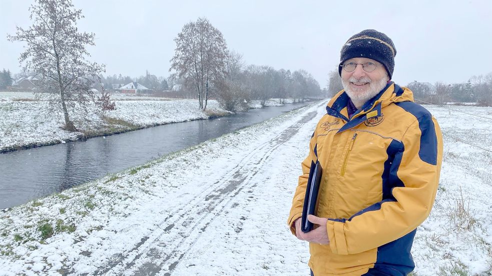 Beispielsweise den Grünstreifen entlang des Ringkanals würde Alwien Krey gerne in eine Blühwiese verwandeln. Doch bislang fehlt ihm dafür die Genehmigung der Gemeinde und anderer Behörden. Foto: Holger Janssen