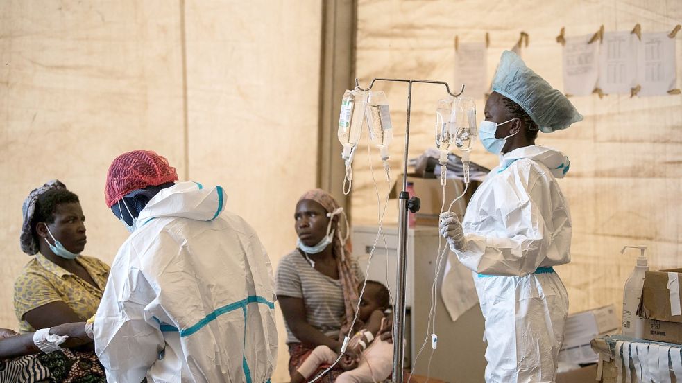 Gesundheitspersonal behandelt Cholera-Patienten in einem Krankenhaus in Lilongwe (Malawi). Foto: Thoko Chikondi/AP/dpa
