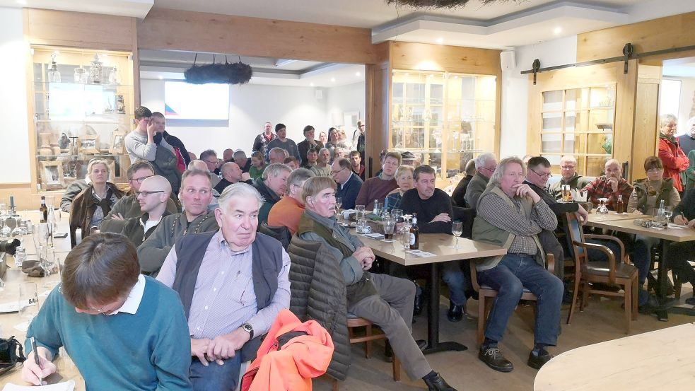Rund 150 Besucher hatten sich im Saal des Großen Kruges in Wirdum eingefunden. Befürworter der Wolfsausbreitung meldeten sich nicht zu Wort. Foto: Karin Böhmer