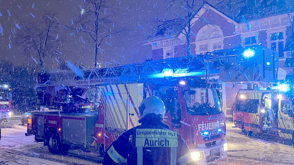 Im dichten Schneetreiben war die Auricher Feuerwehr am Freitagabend im Einsatz. Foto: Freiwillige Feuerwehr Aurich