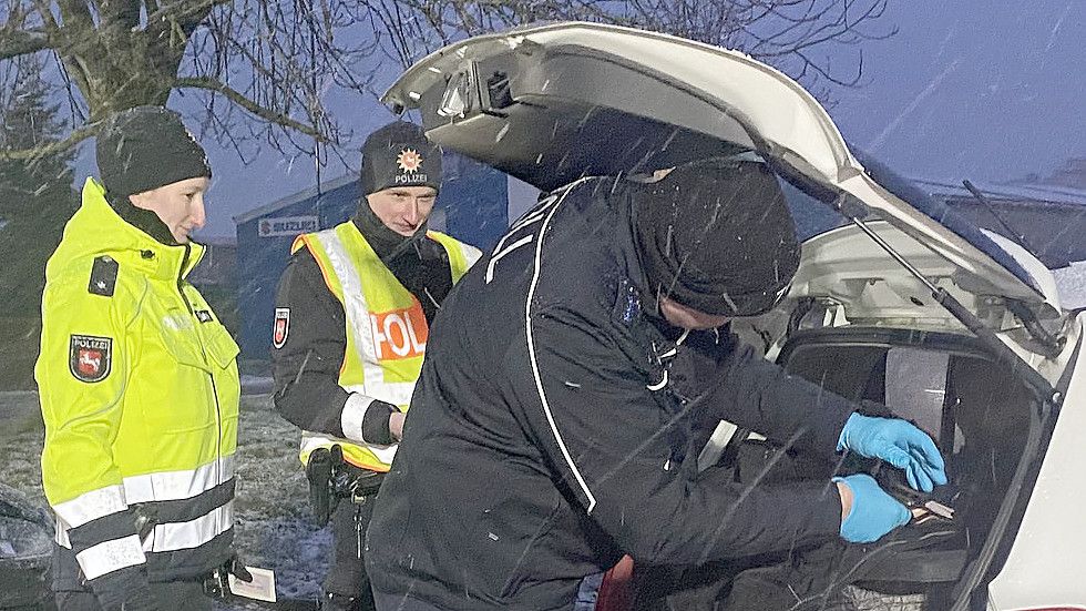 Beamte durchsuchen ein Fahrzeug. Foto: Holger Janssen