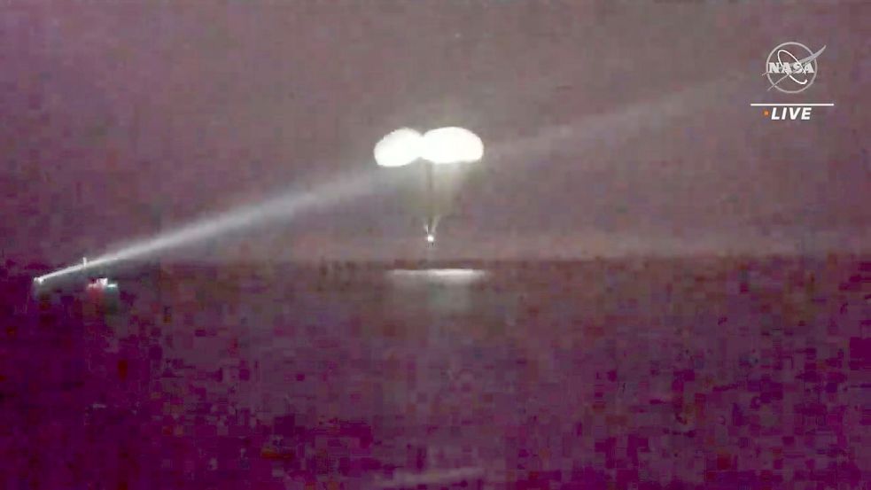 Eine „Crew Dragon“ SpaceX-Kapsel brachte die Raumfahrer zur Erde zurück. Foto: Uncredited/NASA/AP/dpa