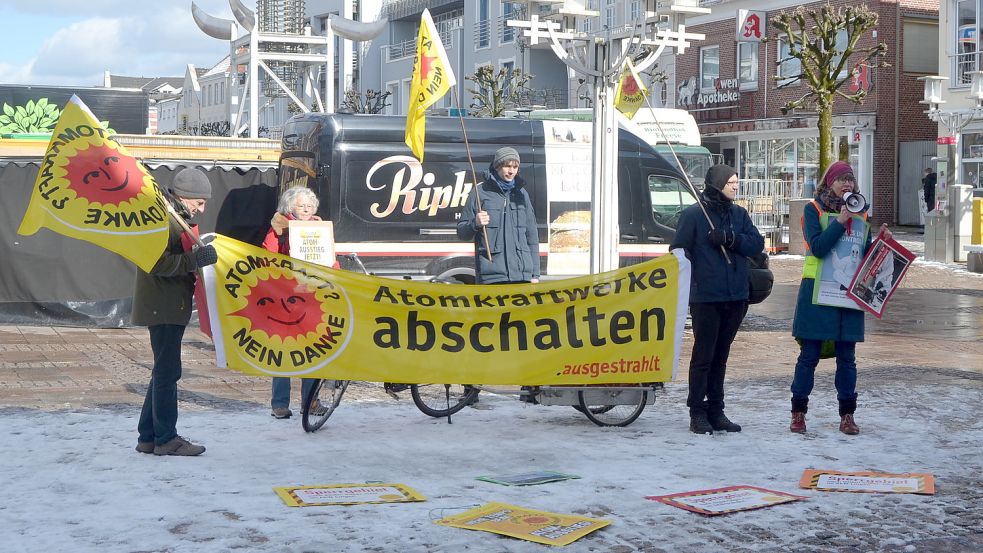 Mitglieder der Initiative „Atomkraftstopp Aurich“ kamen auf dem Marktplatz zusammen. Foto: Neelke Harms