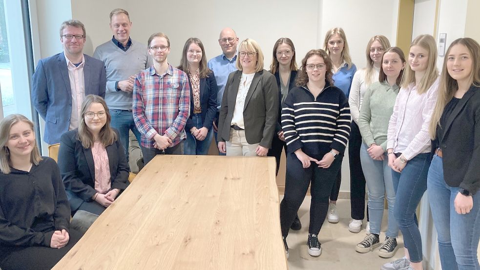 Die angehenden Justizsekretärinnen und Justizsekretäre bekamen in Aurich Besuch vom Landtagsabgeordneten Wiard Siebels (stehend, 2. von links).Foto: Aiko Recke