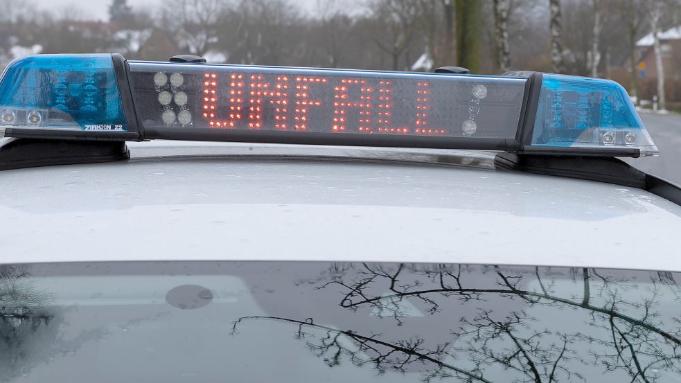 Ein Einsatzfahrzeug, Streifenwagen, der Polizei steht mit Blaulicht und dem Schriftzug Unfall in Display an einer Unfall Foto: www.imago-images.de