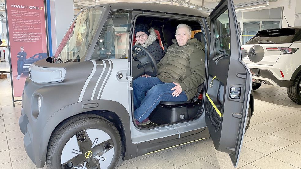 Janette Bussen-Heyen (rechts) schaute sich mit ihrer Tochter Antje den Opel Rocks-e im Auricher Autohaus Hiro an. Fotos: Neelke Harms
