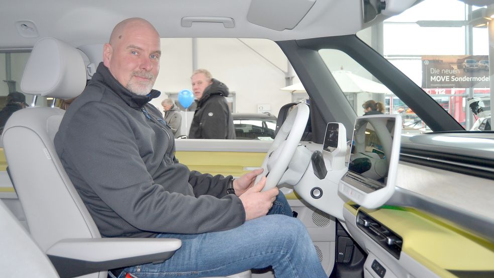 Werner Fleßner aus Ihlow im neuen ID Buzz von VW. Foto: Neelke Harms