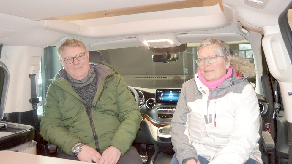 Cornelius und Elga Meenken schauten sich bei Mercedes auch nach Verbrennermotoren um. Foto: Neelke Harms