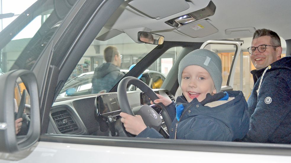 Der sechjährige Ben Schmidt schaute sich mit seinem Vater im Auricher Autohaus Schwarte um. Foto: Neelke Harms