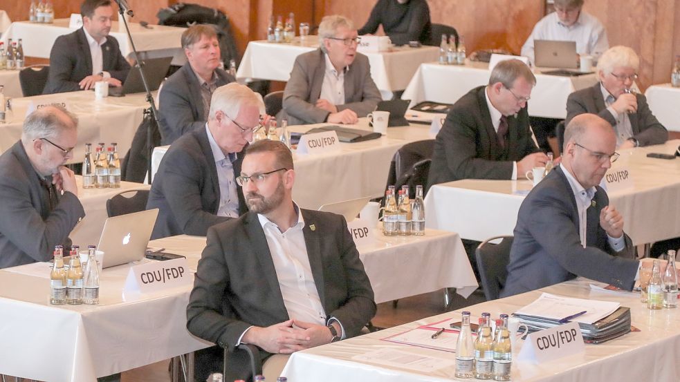Ein Teil der Gruppe CDU/FDP bei der letzten Kreistagssitzung in Aurich. Vorne Sven Behrens (links) und Bodo Bargmann. Foto: Romuald Banik