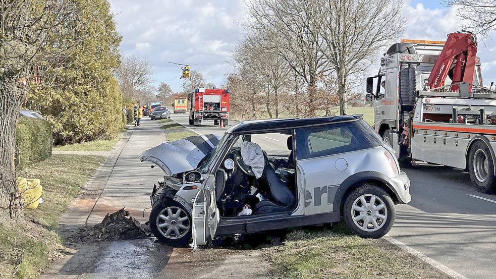 Der Mini Cooper prallte frontal gegen einen Baum. Foto: Feuerwehr