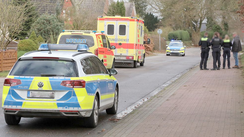 Bei einem Unfall in Egels ist eine Frau schwer verletzt worden. Vor Ort waren Polizei, Notarzt und Rettungsdienst. Foto: Romuald Banik