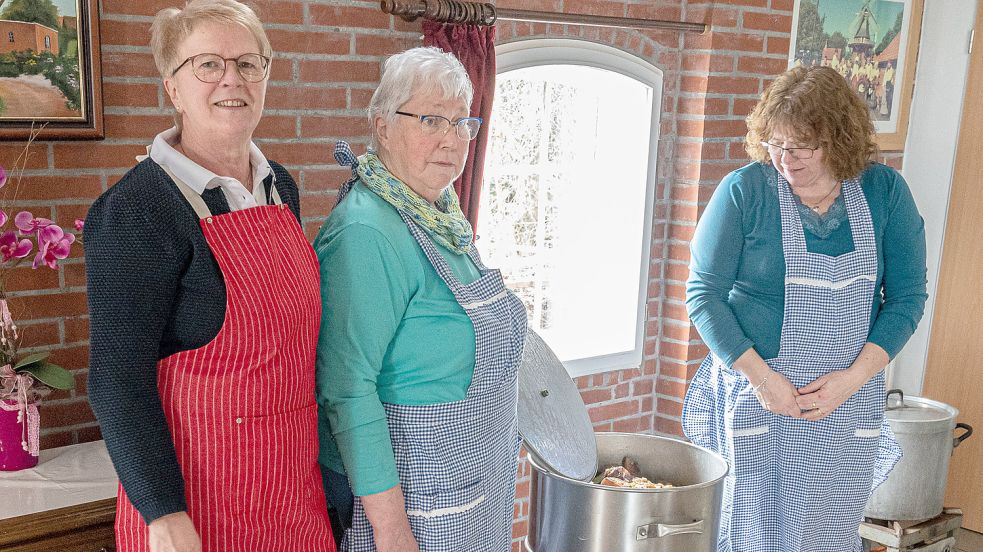 Johanne Freimuth (von links), Renate Barkhoff und Gaby Wunder waren als Teil des Küchenteams für den Snirtje zuständig. Foto: Folkert Bents