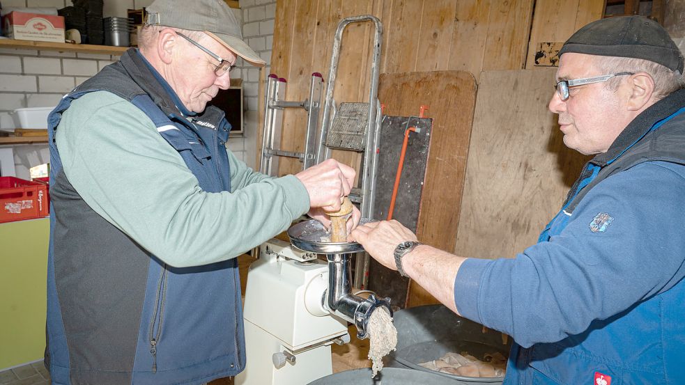 Arnold Ommen (links) und Johann Heinks lassen die Schwarte durch. Foto: Folkert Bents