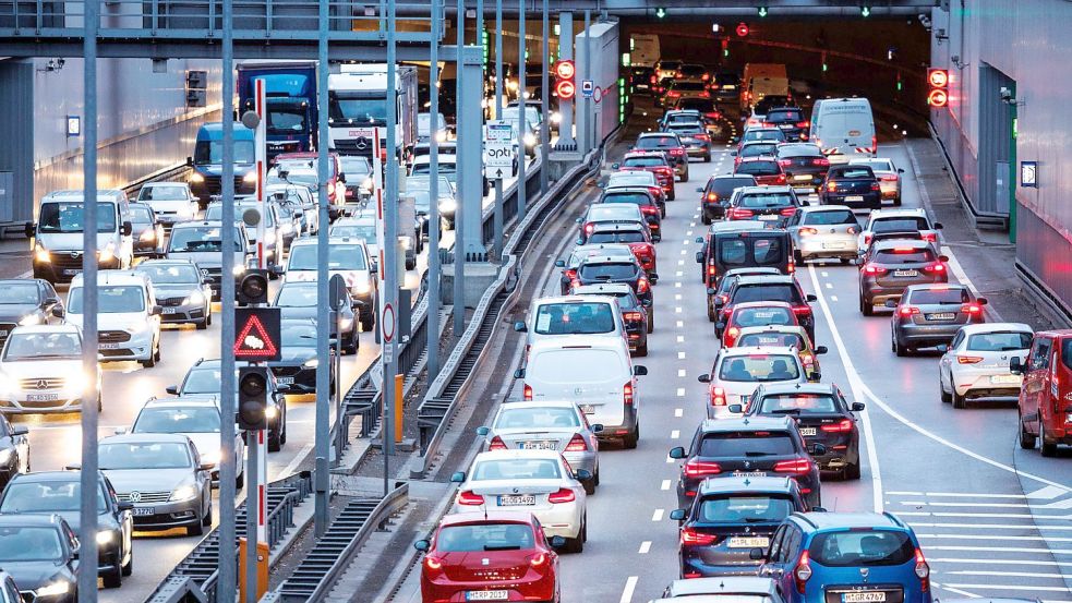 Dichter Verkehr schiebt sich durch München. Foto: Matthias Balk/dpa