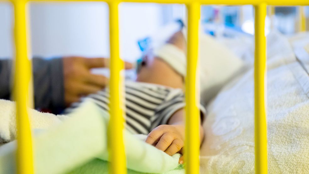 Ein Kleinkind muss auf der Intensivstation einer Kinderklinik beatmet werden. Das RS-Virus setzt vielen Säuglingen zu. Foto: DPA