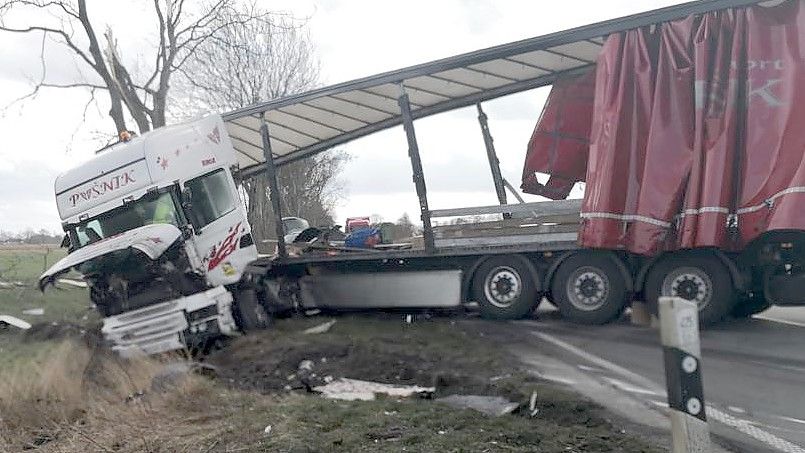 Der Lastwagen prallte gegen einen Baum. Foto: Karin Böhmer