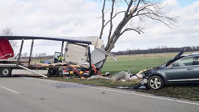 Neben dem LKW wurden auch zwei PKW schwer beschädigt. Foto: Karin Böhmer