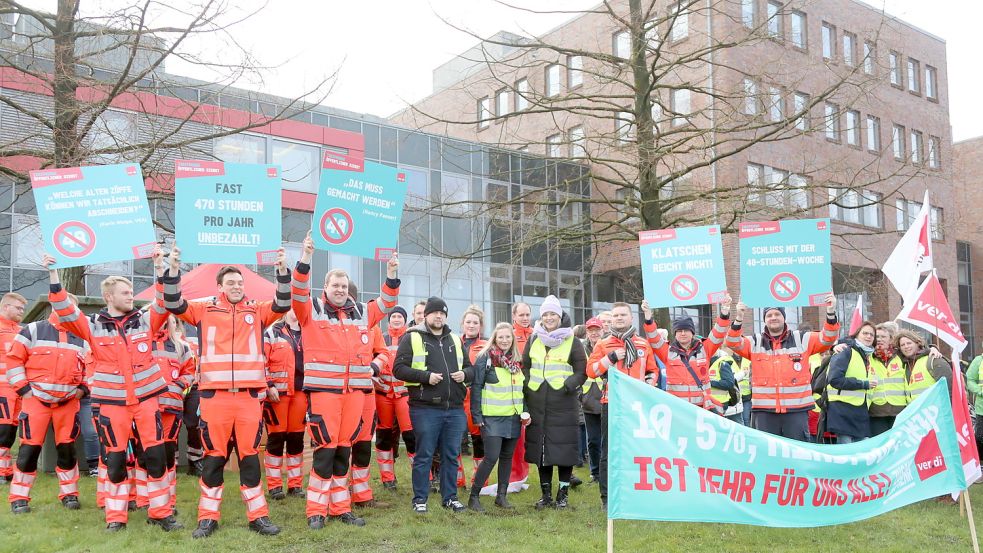 Mitarbeiter von Rettungsdienst und Kliniken streikten am Dienstag für mehr Geld und bessere Arbeitsbedingungen vor der UEK Aurich.Fotos: Romuald Banik