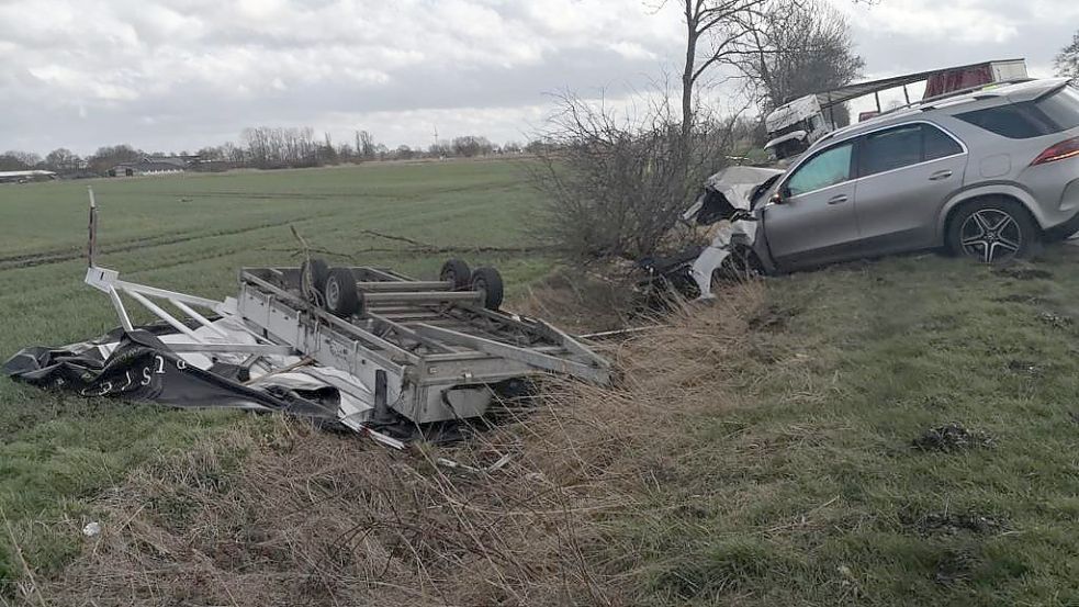 Auch das zweite Auto kam am Straßenrand zum Stehen. Foto: Karin Böhmer