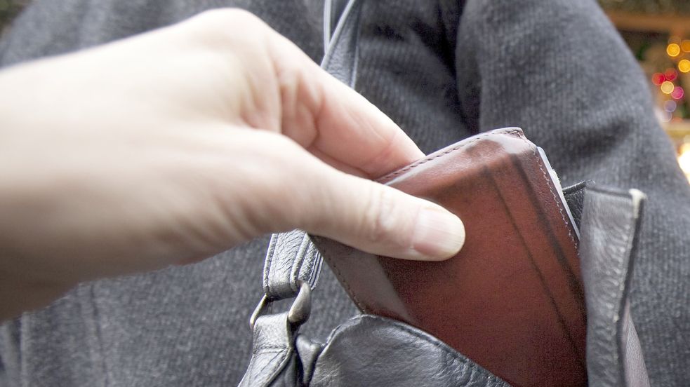 In Marienhafe waren zuletzt mehrfach Taschendiebe aktiv und entwendeten Börsen aus Jacken- und Handtaschen, wie hier in einer gestellten Szene. Foto: Arne Dedert/DPA