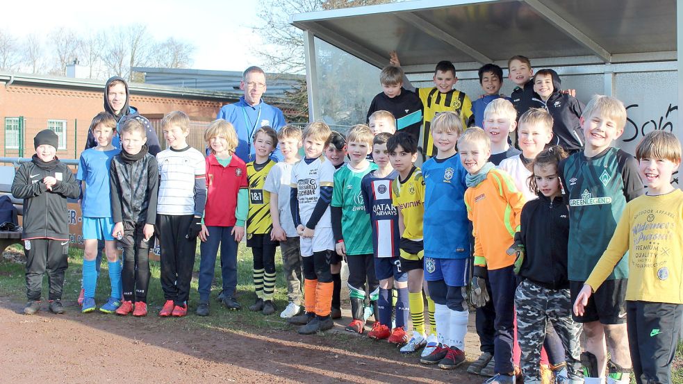 Ein Mädchen und 24 Jungen gehören zur Trainingsgruppe der F-Junioren beim SV Komet Walle. Jörg Lütje (Siebter von links) und sein Sohn Pascal (Dritter von links) trainieren den Nachwuchs. Seit drei Wochen findet das Training draußen statt. Das ist kein Zuckerschlecken für die Kleinen. Fotos: Wolf-Rüdiger Saathoff