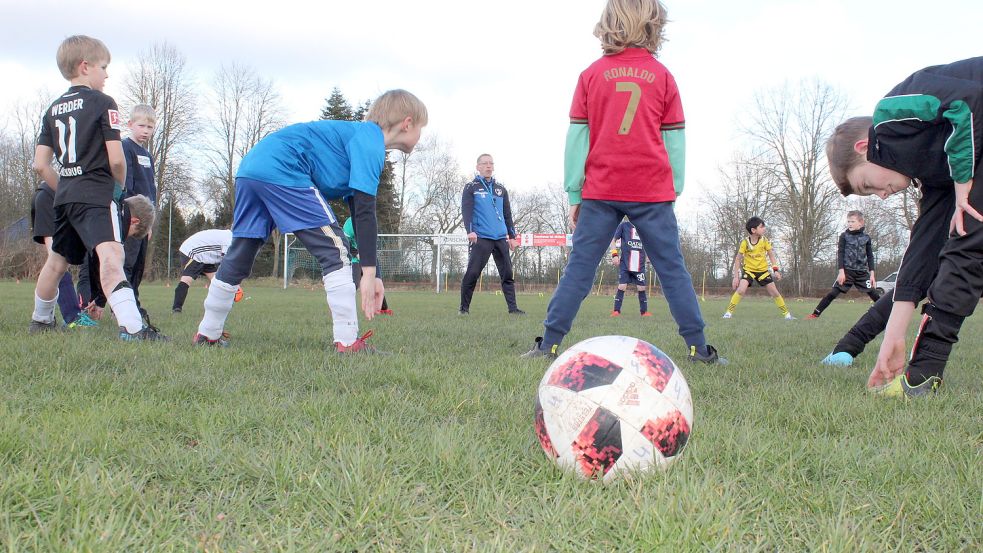 Bevor die Kinder mit dem Ball passen oder schießen, sorgen die Trainer mit einem Aufwärmprogramm dafür, dass die Nachwuchsfußballer geschmeidig ins Training starten können.