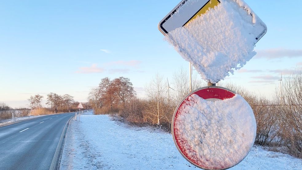 Schnee sorgte am Mittwochvormittag rund um Aurich für winterliche Straßenverhältnisse. Symbolfoto: Schiefelbein