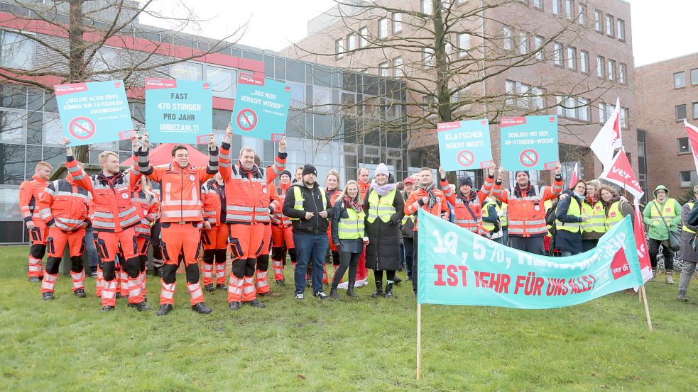 Mitarbeiter von Rettungsdienst und Kliniken streikten am Dienstag für mehr Geld und bessere Arbeitsbedingungen vor dem Auricher Krankenhaus.Fotos: Romuald Banik