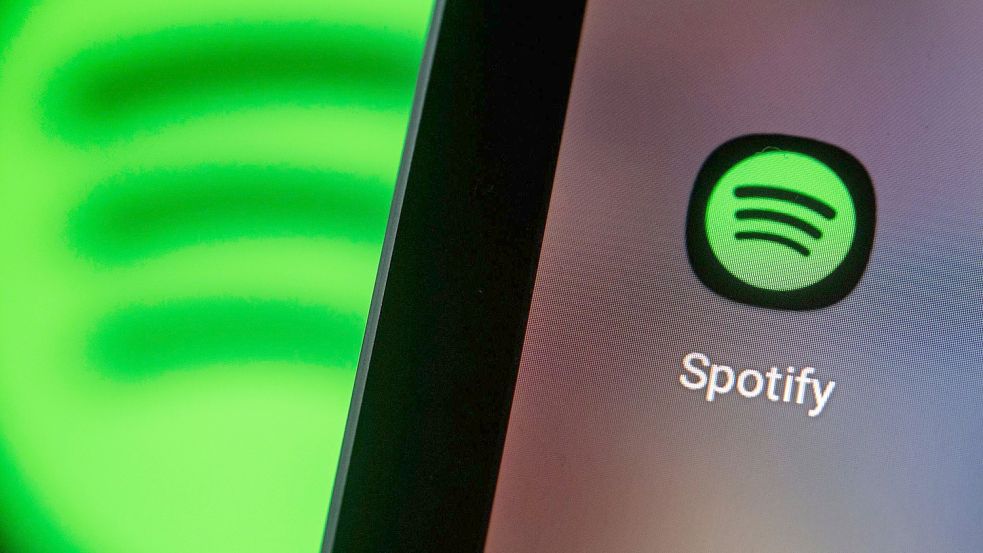 Das Logo der App von Spotify auf einem Smartphone. Wann kommt die Musik in Hifi-Qualität zu den Kunden? Foto: Fabian Sommer/dpa