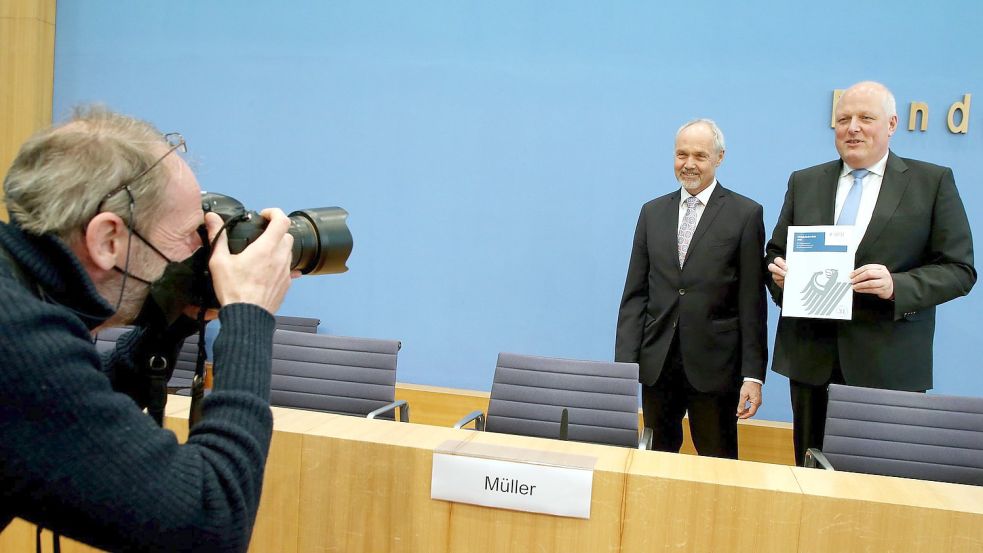 Der Bundesdatenschutzbeauftragte, Ulrich Kelber (r), und sein Stellvertreter Jürgen Müller. Foto: Wolfgang Kumm/dpa