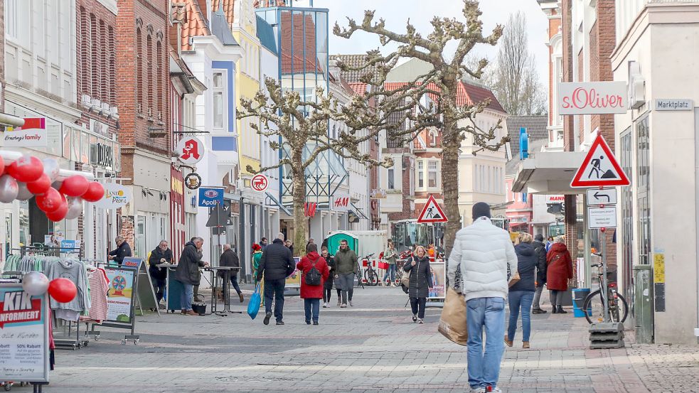 In der Auricher Innenstadt sind nur wenige Menschen unterwegs. Foto: Romuald Banik