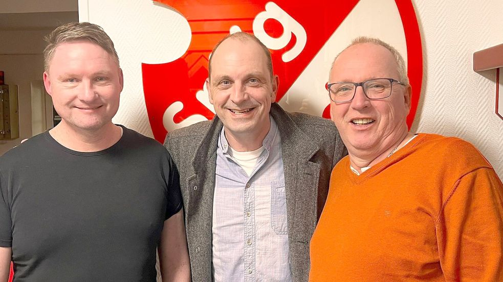 Das Funktionsteam der SpVg Aurich: Horst Kuhlmann (von links), SpVg-Vorsitzender Werner Hoffmann und Heinz Haase. Kuhlmann und Haase sollen als Bindeglied zwischen Vorstand und der Abteilung Herrenfußball fungieren. Foto: privat